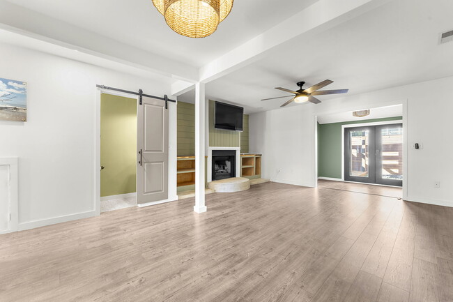 Building Photo - 706 Nora Ln