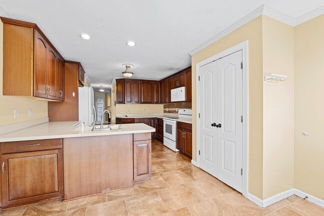 Building Photo - 15 Mulberry Ln