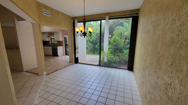 Building Photo - Desirable 2 bed/ 2 bath/1 car Condo in The...