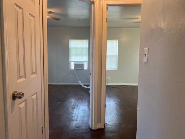 Building Photo - Charming 2 Bedroom
