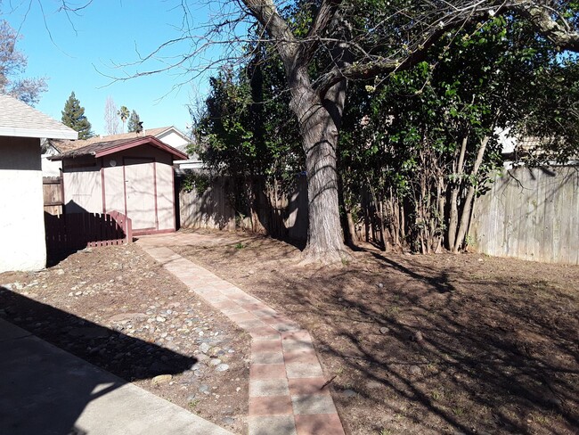 Building Photo - Citrus Heights 3 Bdrm, 2 bath - new carpet...