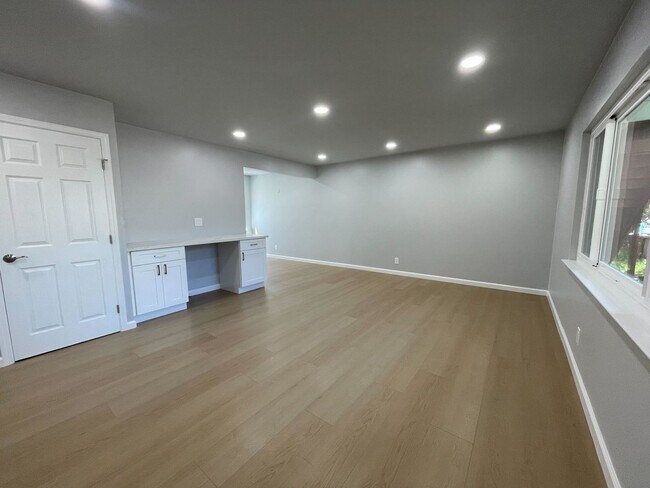 Building Photo - 831 Sinex Ave