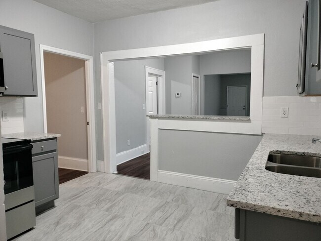Building Photo - Discover Your Perfect 3 Bedroom 2 Bath Ren...