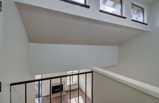 Building Photo - WELL MAINTAINED 2 BR, 2 BA TOWNHOME BY VAN MALL AREA!