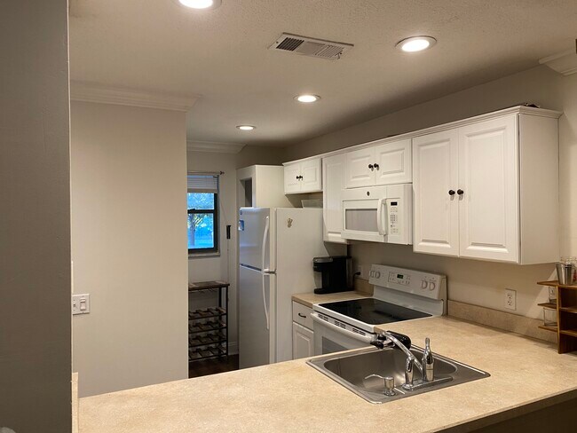 Building Photo - 700 W Pope Rd