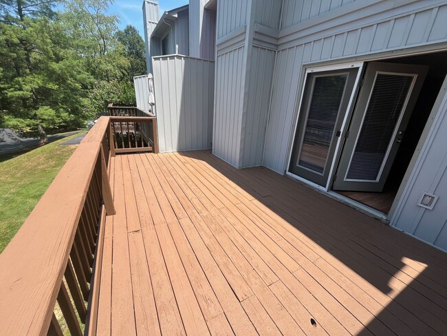 Building Photo - Large 3 bed/2.5 bath, 3-story condo with B...