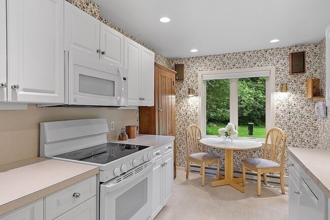 Building Photo - 5 Daybreak