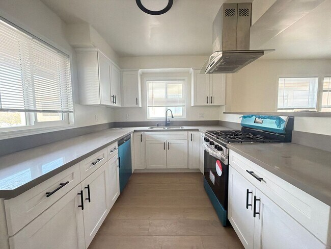 Building Photo - 2400 Del Mar Ave