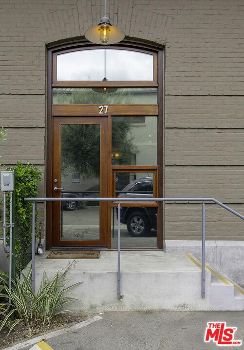 Building Photo - 940 E 2nd St