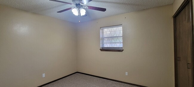 Building Photo - LARGE 3 BEDROOM HOME IN NORTHEAST CLOVIS