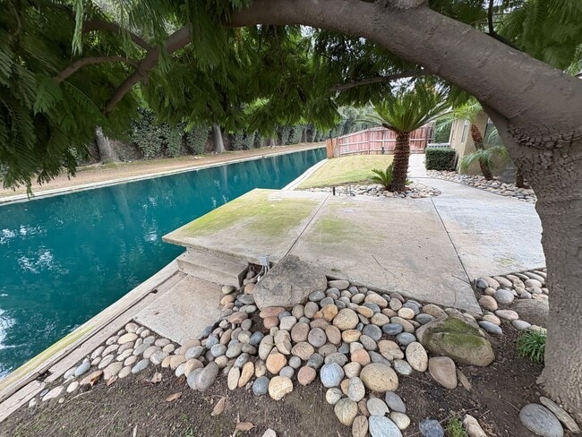 Building Photo - Entertainer delight rental home located in ''The Lakes'' subdivision Coming soon *Private Showing...