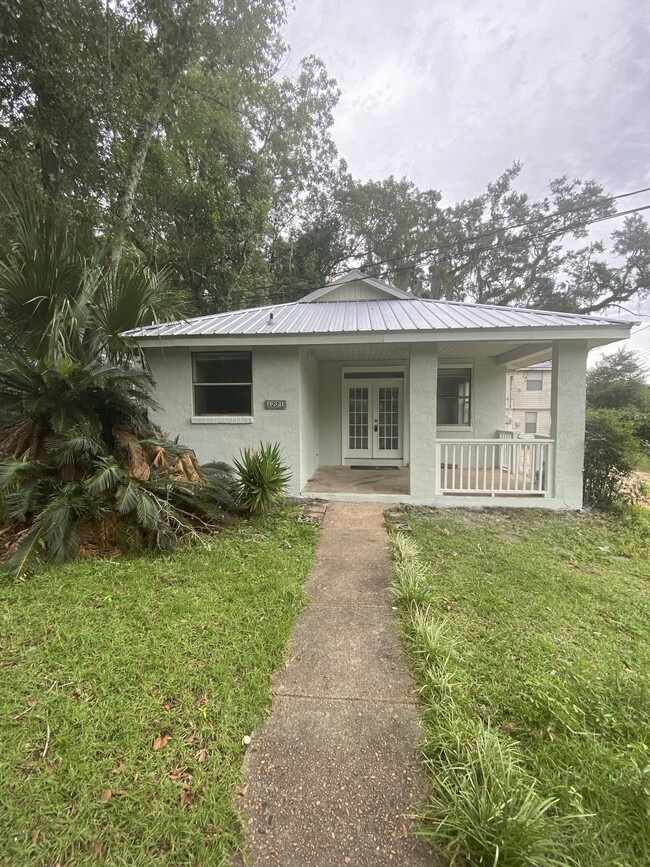 Primary Photo - 1221 N Duval St