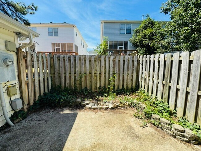 Building Photo - 2027 Turtle Point Dr