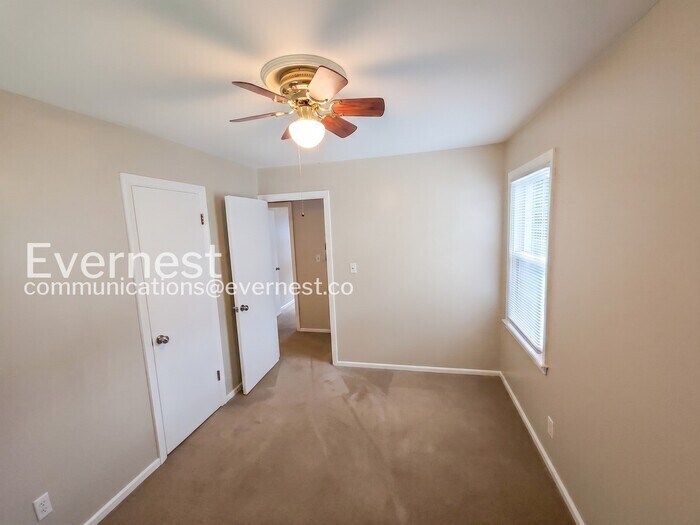 Building Photo - 2904 N Chippewa Dr