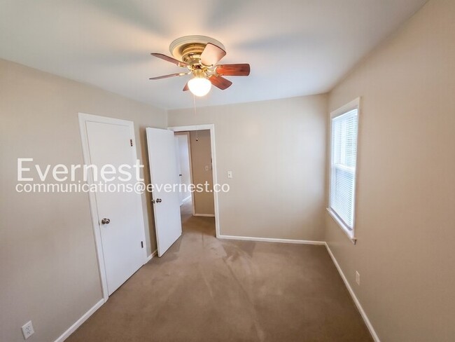 Building Photo - 3 Bed/2 Bath Home with Fenced Yard & Garage / Coming Soon!