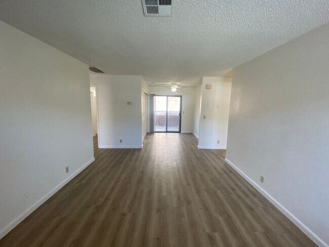 Building Photo - Remodeled 2 Bedroom Apartment - La Tierra Garden Apartements