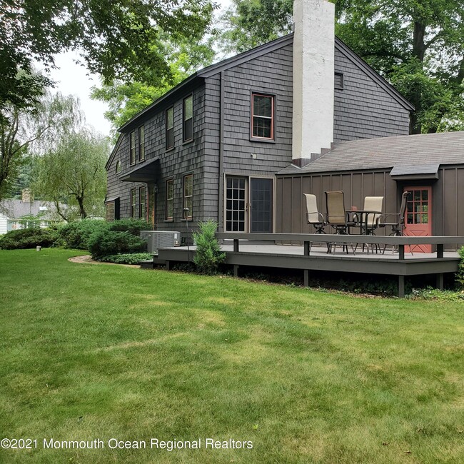 Building Photo - 16 E Larchmont Dr