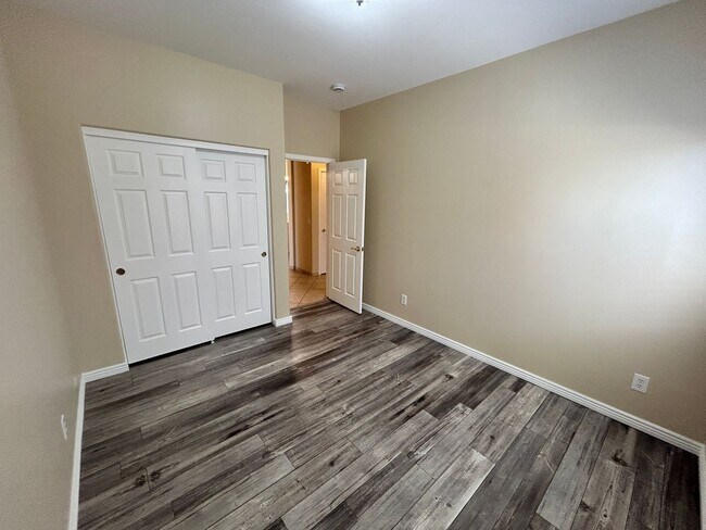 Building Photo - Move-In Special! Updated 3 Bed / 2bath Gilbert Home with New Paint, No Carpet and on the Course