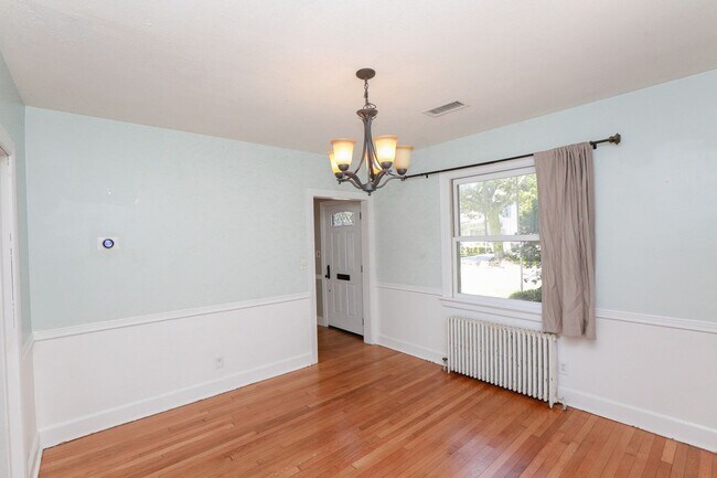 Building Photo - Cape Cod Rental Available in Norfolk!