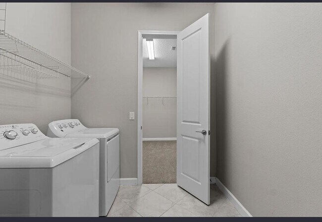 Building Photo - 2766 Hilliard Dr