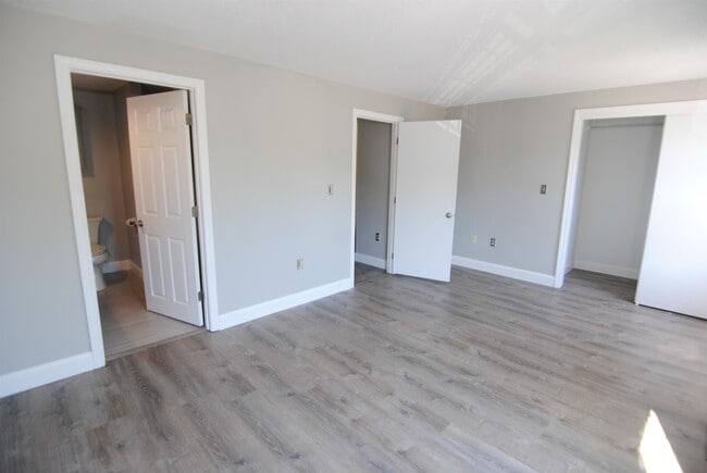 Building Photo - 19 Colonial Dr