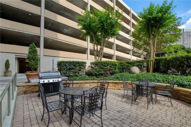 Building Photo - 1101 Juniper St NE