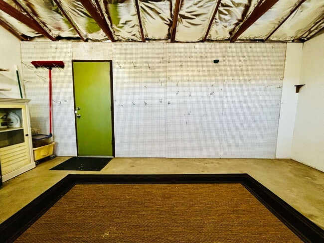 Building Photo - Spacious 2 bd, 2 ba with attached finished garage