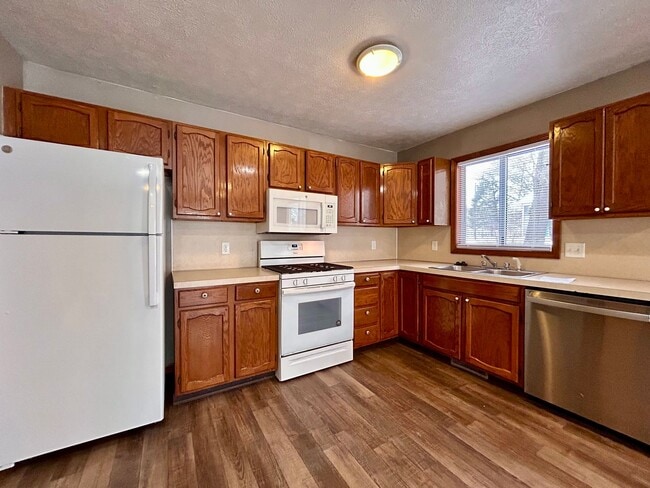 Building Photo - Four Bedroom Duplex in Kentwood - $400 OFF your 1st Month, Move-in by 2/15/26