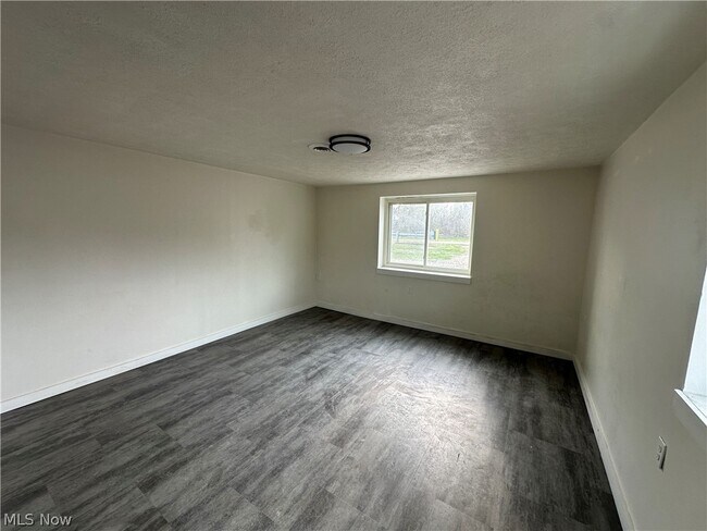 Building Photo - 5885 Youngstown Hubbard Rd