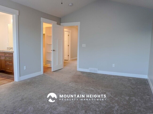 Building Photo - 824 Newfield Dr