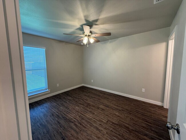 Building Photo - 509 E 21st St