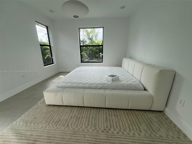 Building Photo - 12790 SW 91 Ave