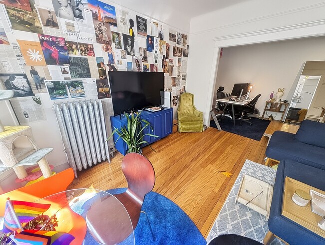 Building Photo - Very Spacious 2 BR/1 BA in Wrigleyville
