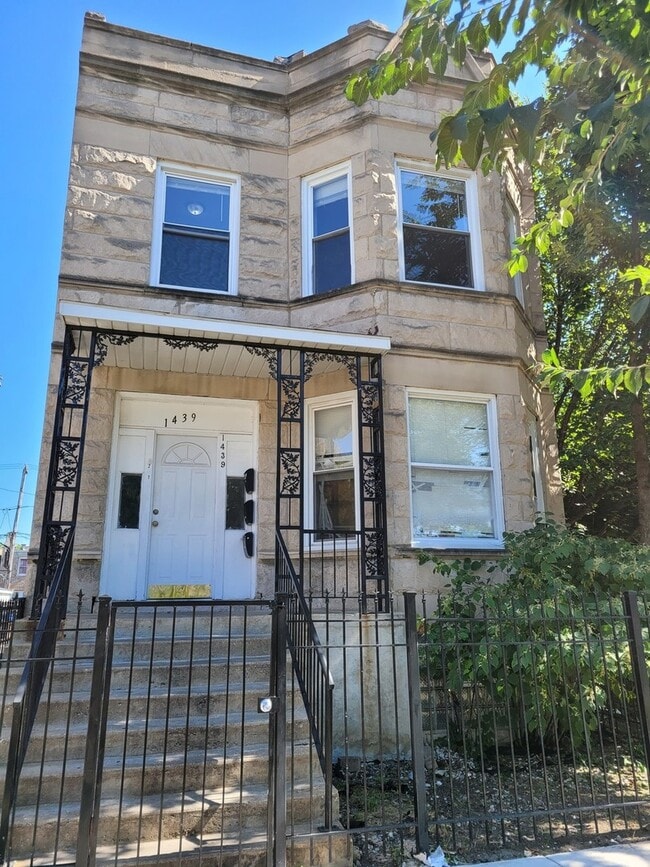Building Photo - 1439 S Lawndale Ave