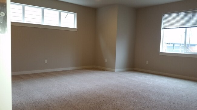 Building Photo - Amazing 4 beds, 2 dens, 2.75 baths in Kirkland.  Minutes to Microsoft/Costco