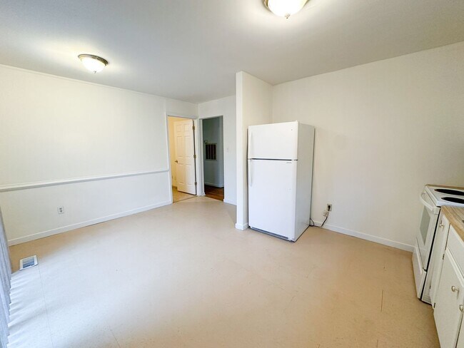 Building Photo - Move-In Ready on Large Corner Lot!