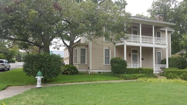 Building Photo - 316 1/2 E 7th Street Unit