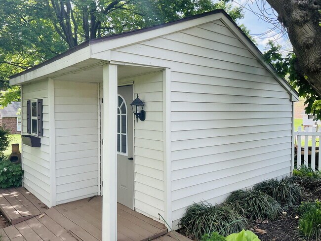 Building Photo - "Charming 3-Bedroom Home with 2 Full Baths...