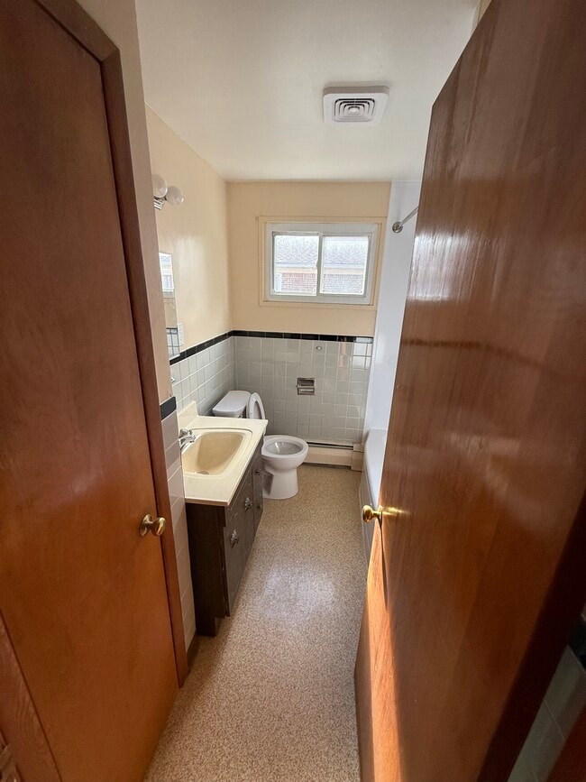 Building Photo - 1020 Beach Rd