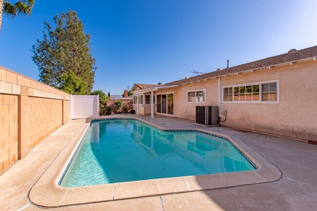 Building Photo - Stunning 4-Bedroom Simi Valley Home with P...