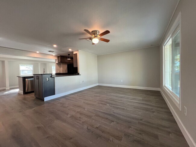 Building Photo - $1,695 ** Annual ** Available 6/1/26 ** Recently Upgraded **3 Bedroom / 2 Bath * Port Charlotte