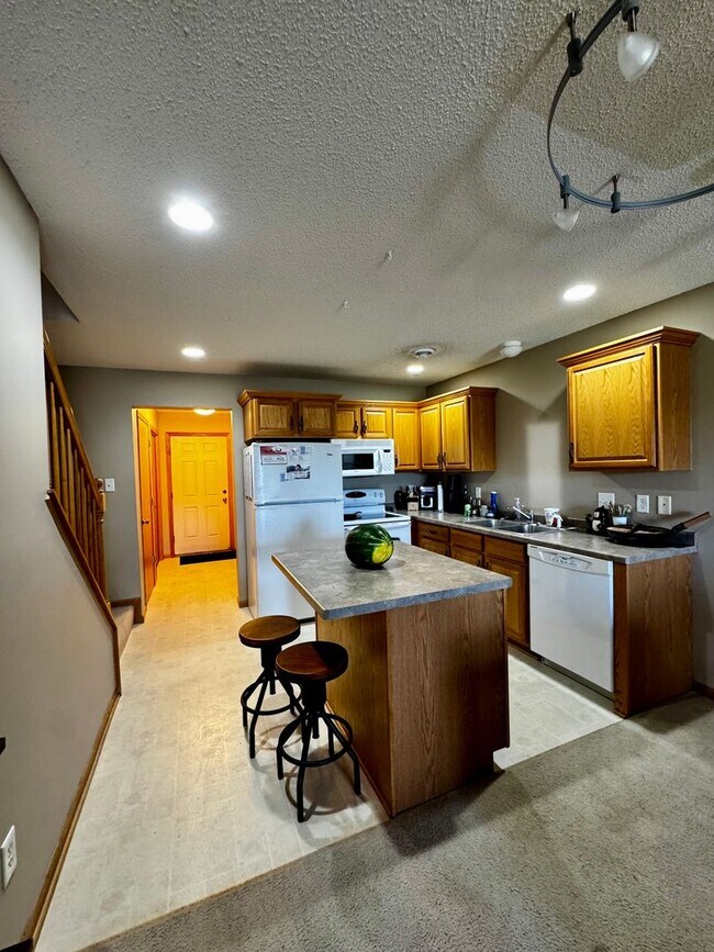 Building Photo - Affordable Non-smoking townhouse in SW Rochester 2beds 2 baths 1 car attached garage washer dryer...