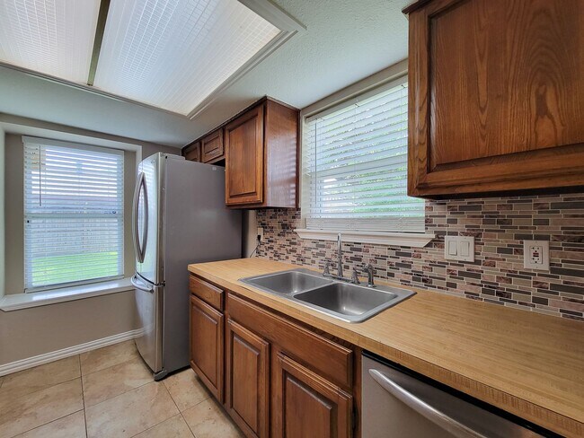 Building Photo - BEAUTIFUL 3 BEDROOM 2 BATH UPDATED HOME WI...