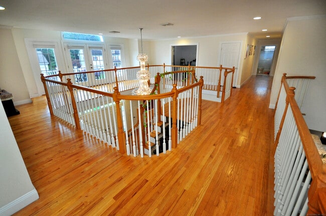 Building Photo - 3 Maplecrest Ln