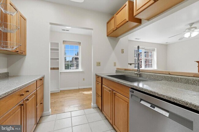 Building Photo - 1347 S 6th St