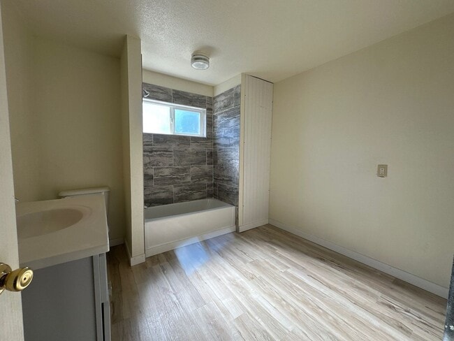 Building Photo - 318 McCourt St