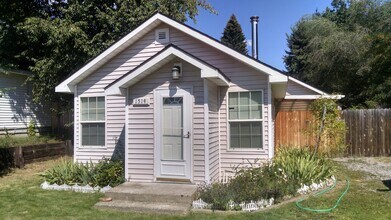 Building Photo - Refurbished Midtown Home