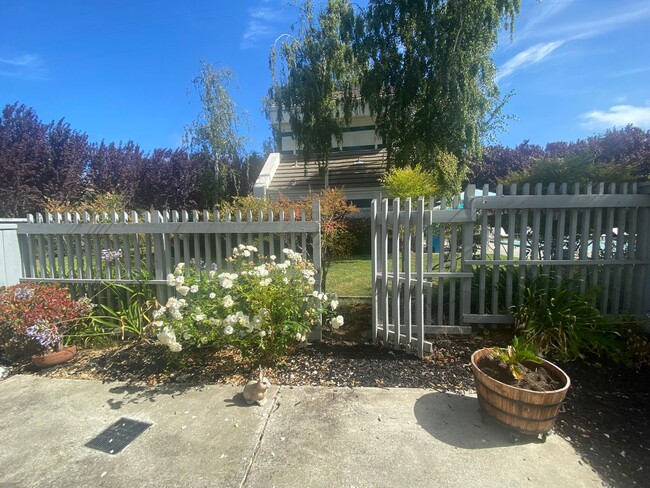 Building Photo - Gorgeous 3 bedroom 2.5 bath 2 story Townho...