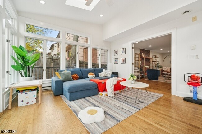 Building Photo - 17 Edison Dr