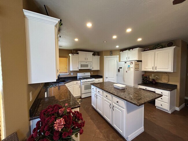 Building Photo - 3 Bedroom 2.5 Bathroom Upstairs Unit in Spanish Fork!
